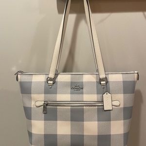 COACH GALLERY TOTE IN SIGNATURE CANVAS WITH GRAY / WHITE PLAID PRINT
